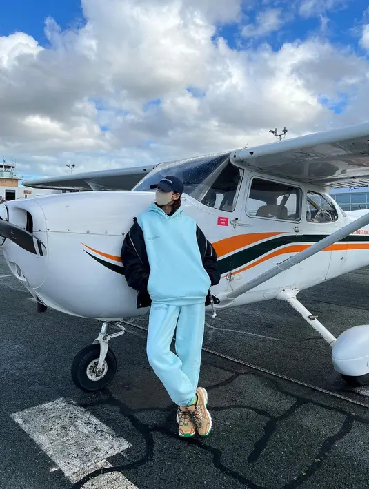 Pelantun lagu "Money" ini juga berfoto di sisi light aircraft. (Foto: Instagram/ lalalalisa_m)