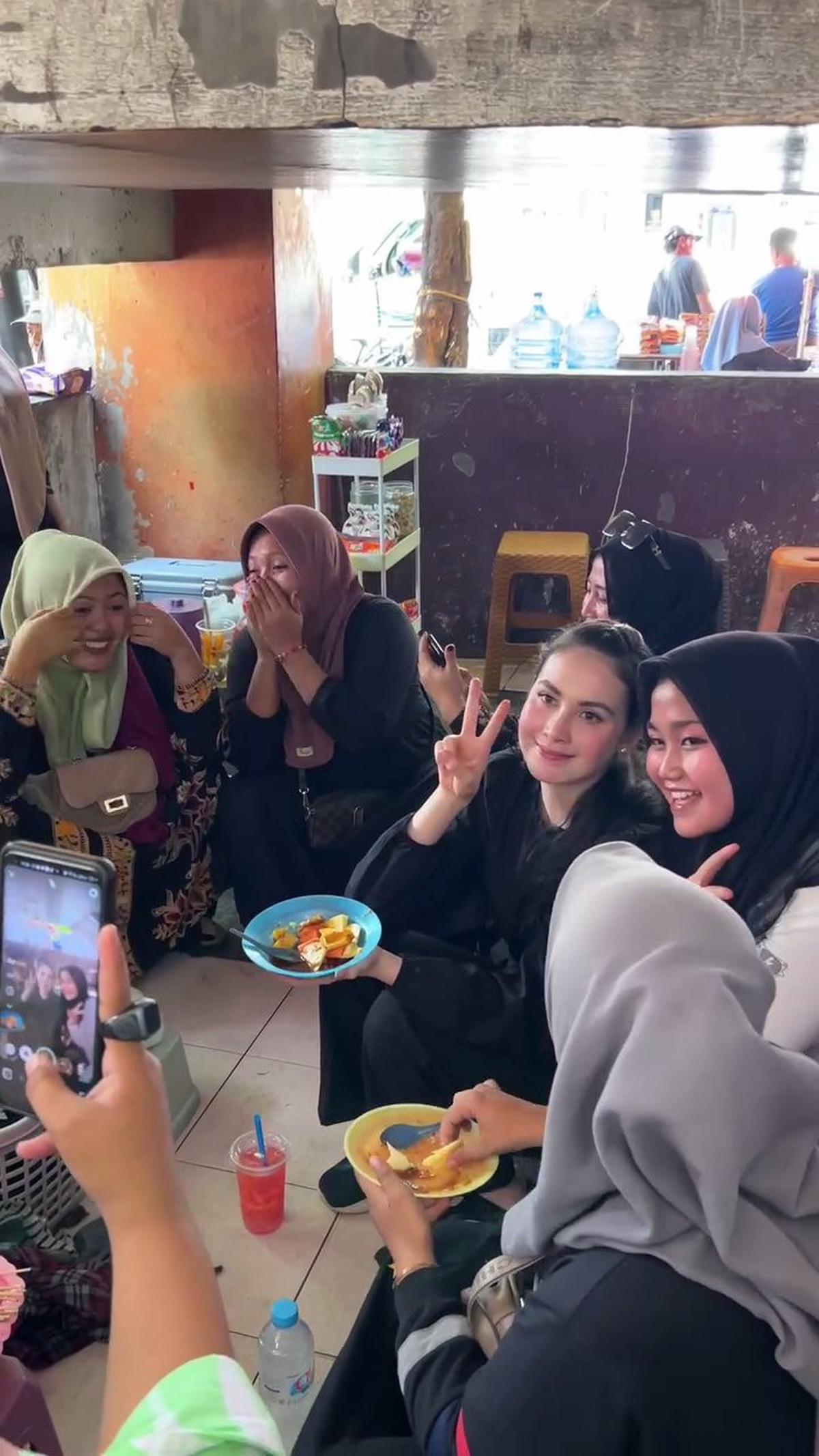 7 Potret Arumi Bachsin Ikutan Antri Rujak Buah Viral di Pasar, Ikut Jongkok Bareng Ibu-Ibu