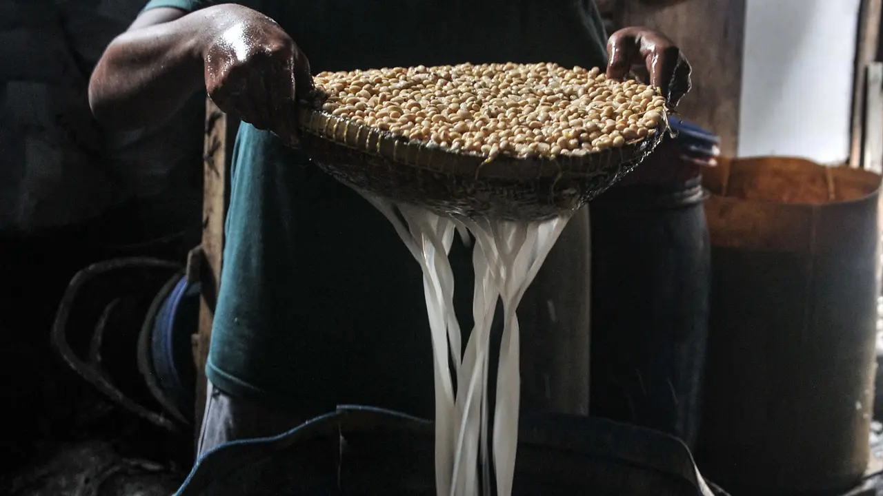 FOTO: Perajin Tempe di Tengah Lonjakan Harga Kedelai