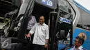 Menhub Budi Karya saat meninjau di Stasiun Gambir, Jakarta, Minggu (16/10). Budi meninjau fasilitas Integrasi Moda Transportasi yang ramah disabilitas (Liputan6.com/Faizal Fanani)