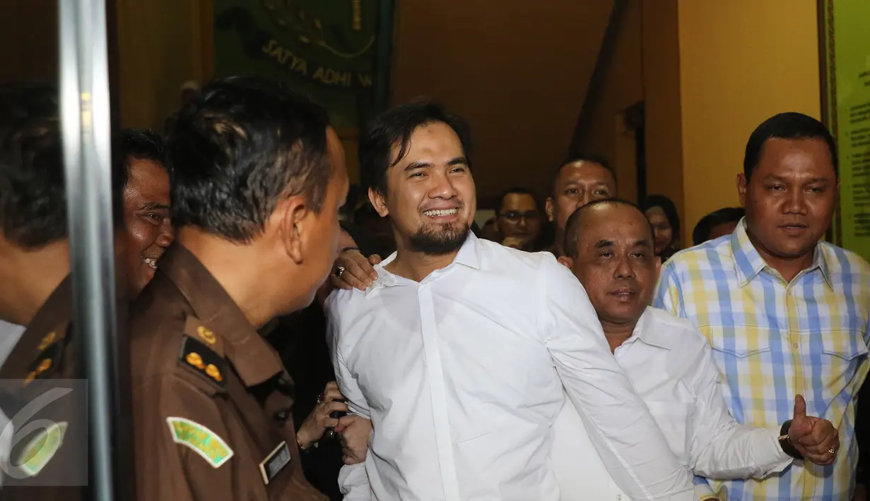 Tersangka kasus pencabulan, Saipul Jamil meninggalkan Kejaksaan Negeri (Kejari) Jakarta Utara, Senin (4/4). Pedangdut itu dititipkan di Rutan Cipinang, setelah penyerahan berkas dari Polsek Kelapa Gading ke Kejari Jakut. (Liputan6.com/Herman Zakharia)
