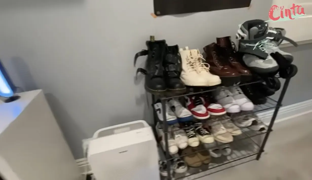 Sepatu koleksi Cinta Kuta yang kebanyakan di bawa dari Indonesia. Ada juga beberapa yang dititipkan dari Indonesia. [Youtube/Cinta]