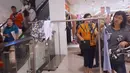 Pembeli memilih baju wanita saat midnight sale di gerai Debenhams, Senayan City, Jakarta, Sabtu (30/12). PT Mitra Adiperkasa Tbk (MAP) menutup gerai Debenhams dengan diskon besar-besaran di akhir tahun 2017. (Liputan6.com/Fery Pradolo)