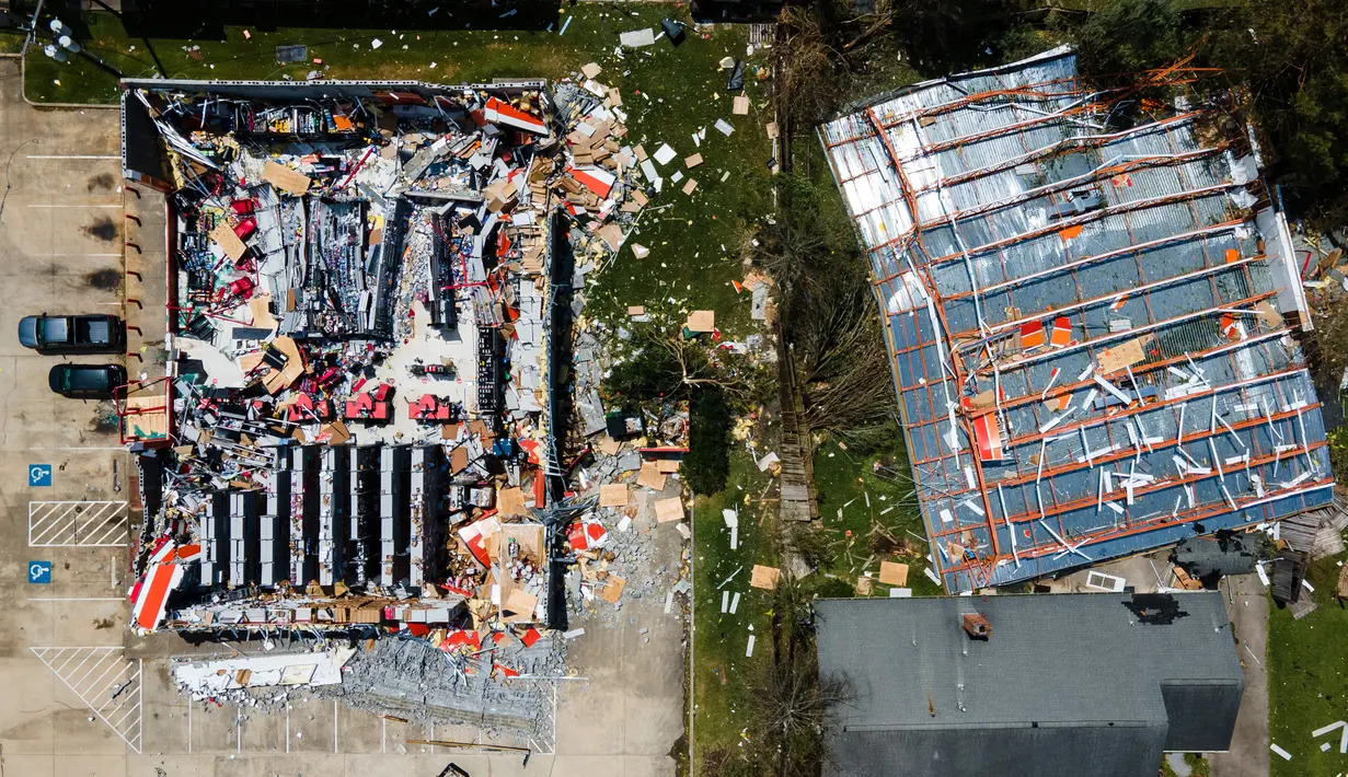 Foto drone memperlihatkan atap toko AutoZone yang hancur di sepanjang Nelson Road setelah terjangan Badai Laura yang melanda kota pesisir Lake Charles, Louisiana, AS, Kamis (27/8/2020). Laura merupakan badai tingkat empat yang masuk kategori monster. (Mark Mulligan/Houston Chronicle via AP)
