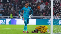 Kiper Bhayangkara FC, Aqil Savik dan kapten Wahyu Subo Seto tampak lesu setelah ditaklukkan Persija Jakarta pada laga BRI Super League di Stadion Gelora Bung Karno, Jakarta, Senin (29/12/2025). (Bola.com/M Iqbal Ichsan)