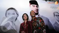 Ario Bayu, pemeran Soekarno dalam film tersebut berpose dengan Maudy Koesnaedy yang memerankan istri kedua Bung Karno, Inggit Ganarsih (Liputan6.com/Herman Zakharia).