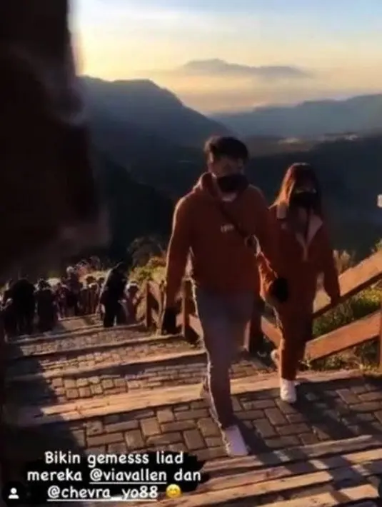Via Vallen dan Chevra Yolandi (Instagram/vallentrisna)