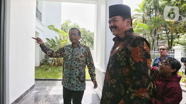 Menko Polhukam Hadi Tjahjanto Sambangi Kediaman Mahfud Md