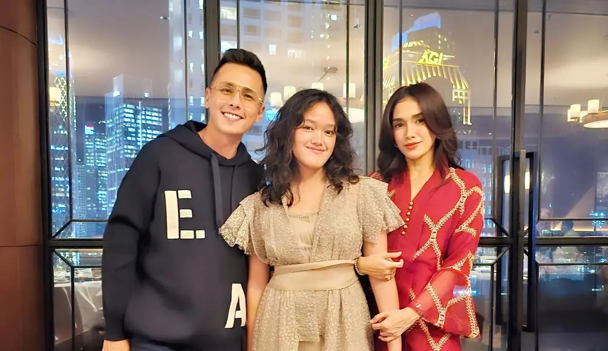 Merayakan ulang tahun di bulan Ramadan, outfit-nya pun disesuaikan. Yang berulang tahun memakai dress dengan aksen belt warna gold. [Foto: @ussypratama]