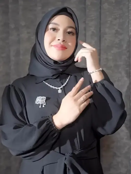Aurel Hermansyah tampil menawan dengan puffy sleeve dress hitam panjang. Dipadukan dengan kerudung hitam dan sederet aksesori bikin terlihat lebih modis [@aurel.hermansyah]