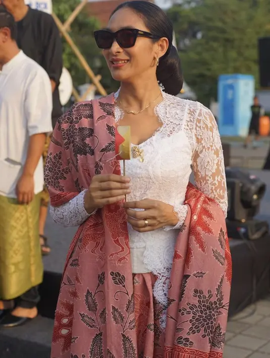 Merah dan putih, menjadi paduan yang hadirkan kesan nasionalis. Tampilan ini berhasil dihadirkan oleh Happy Salma.  [Foto: Happy Salma/ Instagram]