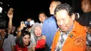 Zaini Arony tak meladeni pertanyaan wartawan usai menjalani pemeriksaan di KPK, Jakarta, selasa (17/3/2015). Ia diperiksa terkait kasus dugaan pemerasan proses permohonan izin di Lombok Barat.(Liputan6.com/Helmi Afandi)