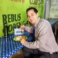 Sebagai selebriti Ari Wibowo terlihat tak segan-segan mampir di pinggir jalan untuk menikmati makanan atau minuman. Delapan potret artis senior yang telah membintangi banyak sinetron sedang menikmati jajanan di pinggir jalan.(Instagram/ariwibowo_official)