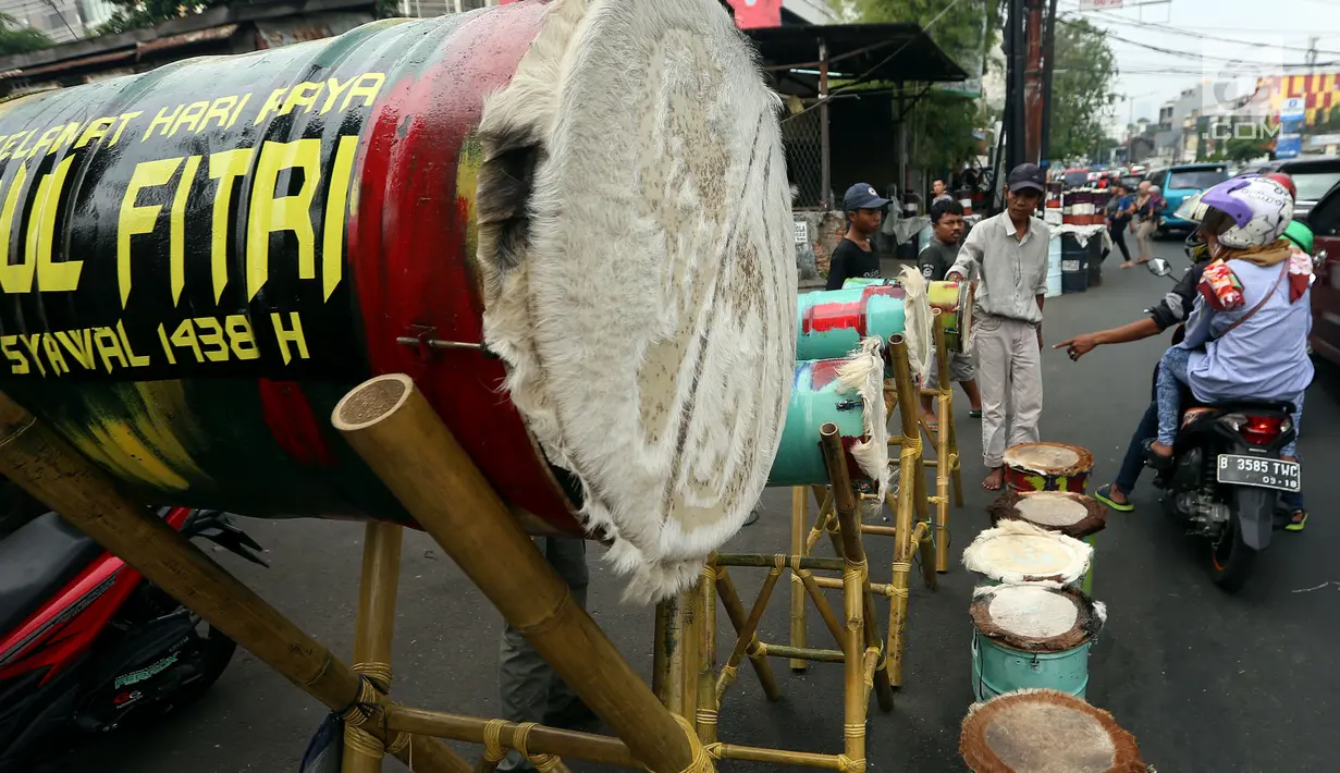 Pengendara motor bertanya tentang harga beduk yang dipajang di kawasan Tanah Abang, Jakarta, Minggu (11/6). Harga beduk yang dijajakan tersebut mulai dari 200 ribu sampai 15 Juta Rupiah. (Liputan6.com/Johan Tallo)