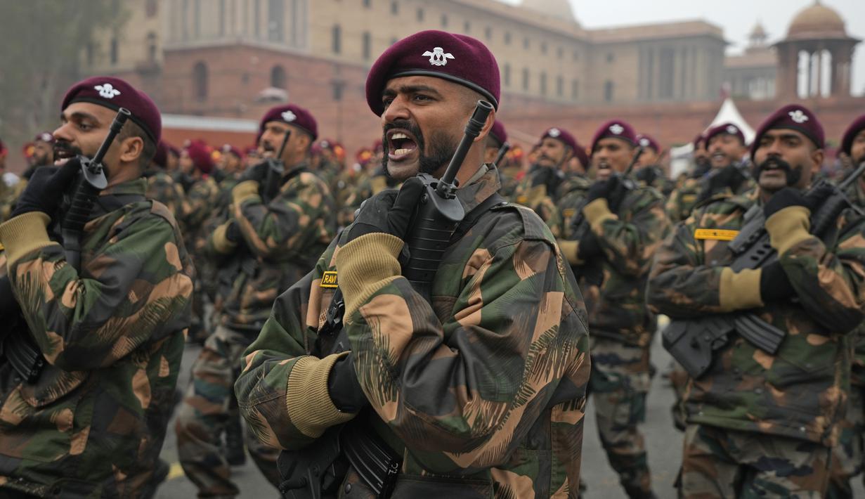 Pasukan komando tentara India berlatih berbaris selama latihan untuk parade Hari Republik mendatang di perbukitan Raisina, pusat kekuasaan pemerintah, di New Delhi, India (17/1/2022). Parade akan ditandai dengan pawai oleh berbagai cabang militer serta tampilan senjata dan rudal. (AP Photo/Manish Sw