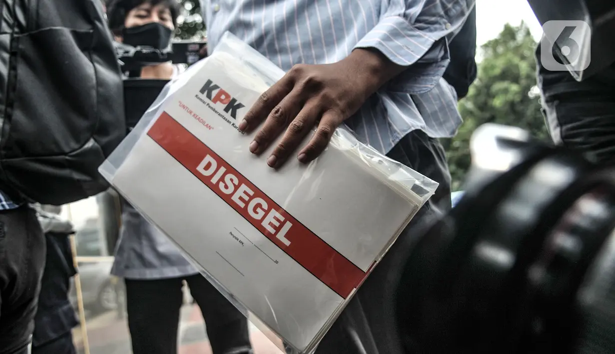 Penyidik KPK membawa peralatan dan stiker penyegelan saat mendatangi Gedung Mina Bahari Kementerian Kelautan dan Perikanan (KKP), Jakarta, Rabu (25/11/2020). Untuk diketahui, pada Rabu dini hari tadi, Menteri KKP Edhy Prabowo telah ditangkap KPK. (merdeka.com/Iqbal Nugroho)