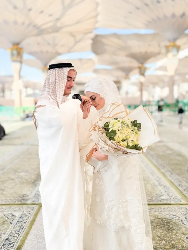 Putri Zulkifli Hasan resmi menikah dengan Zumi Zola pada Kamis (5/12) di Masjid Nabawi