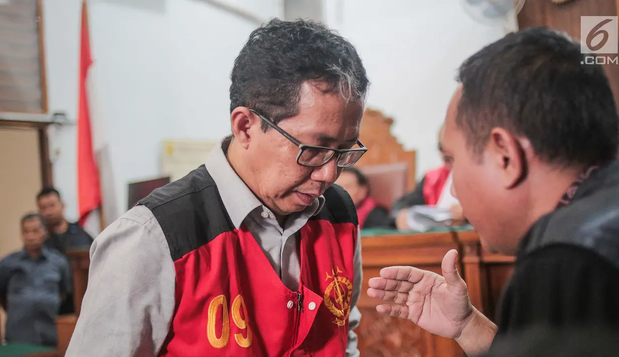 Terdakwa kasus dugaan penghilangan barang bukti pengaturan skor, Joko Driyono berdiskusi dengan kuasa hukum saat sidang putusan di PN Jakarta Selatan, Selasa (23/7/2019). Majelis hakim memvonis mantan Plt Ketua Umum PSSI Joko Driyono 1 tahun 6 bulan penjara. (Liputan6.com/Faizal Fanani)