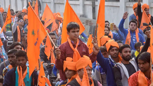 Aktivis Hindu Bajrang Dal di India, bersama dengan organisasi Vishva Hindu Parishad (VHP),