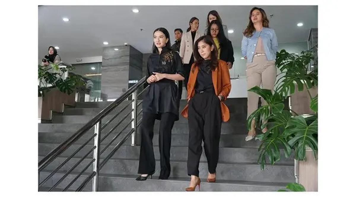 6 Potret Kedekatan Raline Shah dan Menteri Meutya Hafid, Siap Kerja Jadi Stafsus