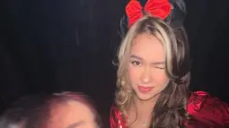 Sama-sama cantik, artis dengan nama lengkap Fujianti Utami Putri dan Rebecca Ayu Putri Klopper ini pancarkan pesonanya tersendiri. Meski pamer muka jelek sekalipun, tak sedikit yang memuji keduanya cantik. Terpaut usia 3 tahun, tak heran jika keduanya merasa klik satu sama lainnya. Saking dekatnya, tal sedikit yang menyebut kebersamaan keduanya bak kakak adik. (Liputan6.com/IG/@rklopperr)