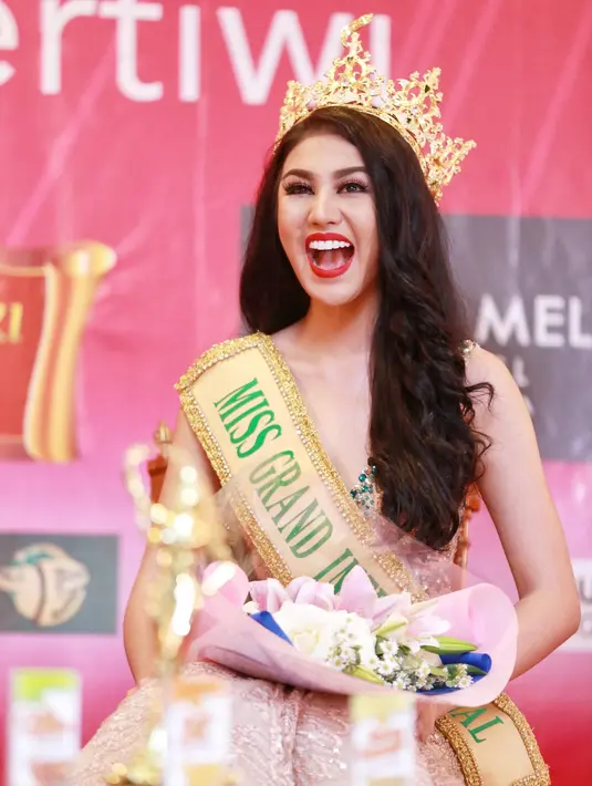 Menyandang gelar Miss Grand International 2016, Ariska Putri Pertiwi langsung berkantor di Bangkok. Guna menjalankan tugasnya membawa misi perdamaian dunia. (Adrian Putra/Bintang.com)