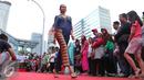 Model membawakan busana batik saat fashion show di Pelataran Sarinah, Jakarta, Minggu (2/10). Sarinah bersama Kwarda Pramuka Provinsi DKI Jakarta menggelar Hari Batik Nasional di pelataran Sarinah. (Liputan6.com/Angga Yuniar)