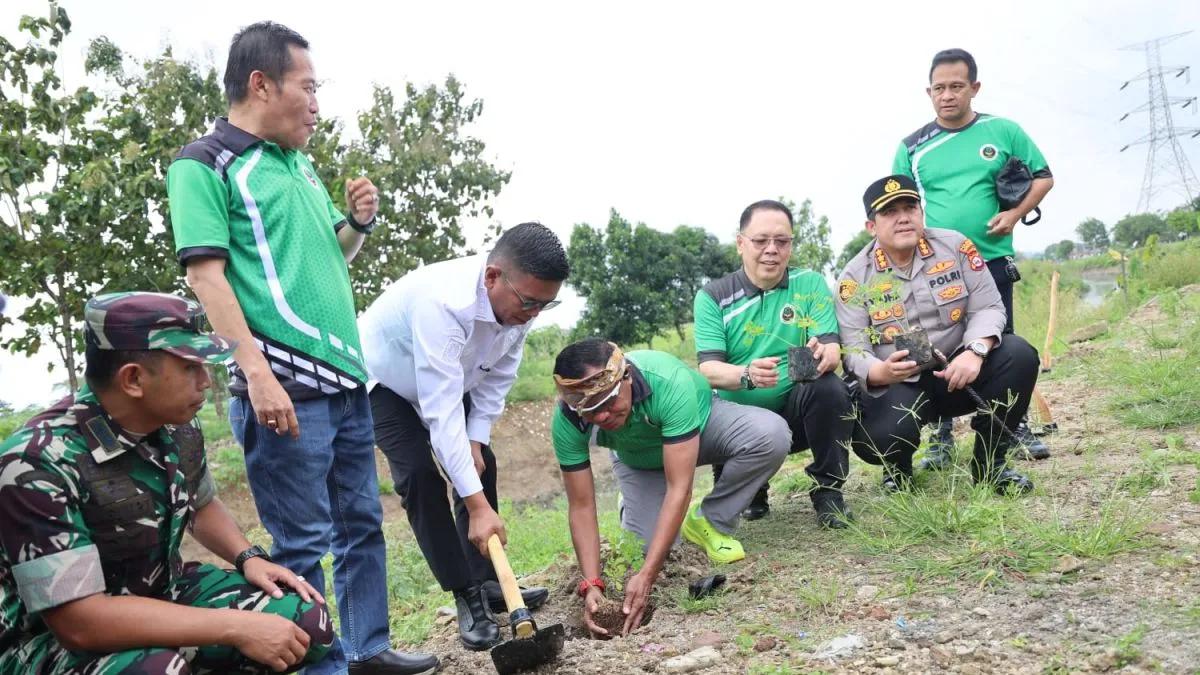 Gubernur Banten Dukung Gerakan Penghijauan lewat Penanaman Pohon di Sungai Cibanten