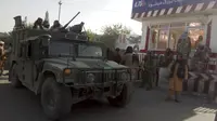 Pejuang Taliban berjaga-jaga di sebuah pos pemeriksaan di Kota Kunduz, Afghanistan, Senin (9/8/2021). Para militan telah meningkatkan serangan mereka di sebagian besar Afghanistan dalam beberapa pekan terakhir. (AP Photo/Abdullah Sahil)