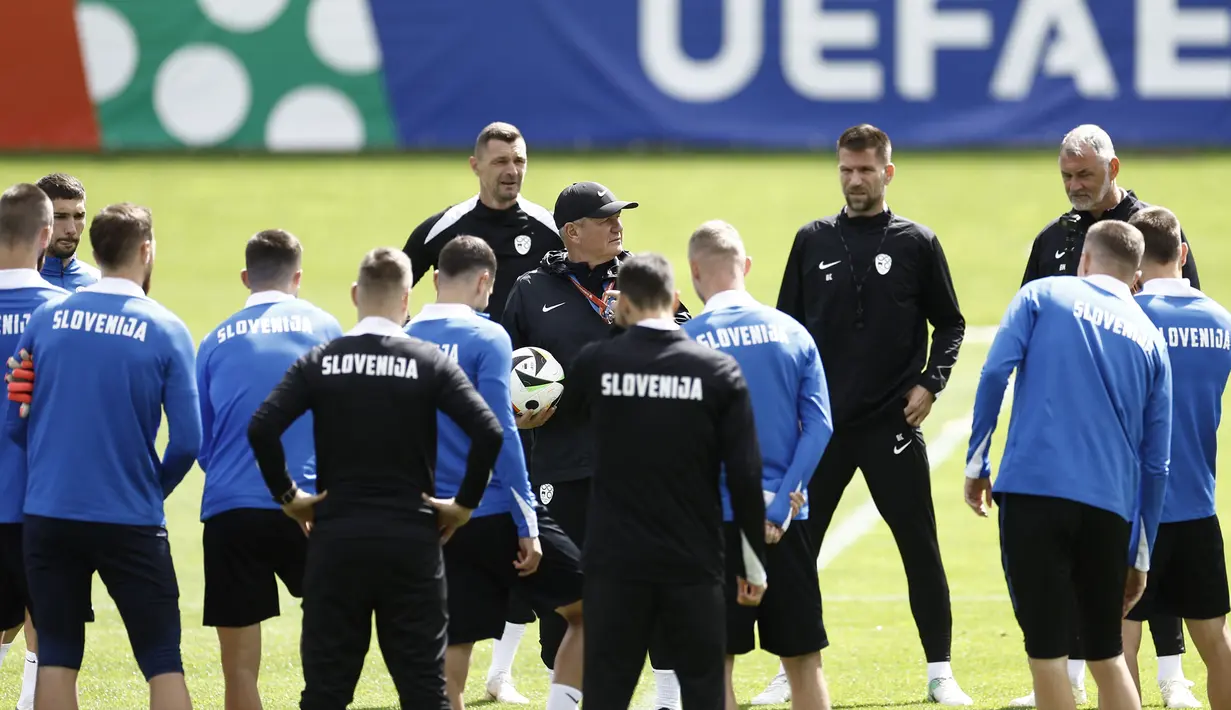 Slovenia akan melawan Denmark dalam matchday pertama Grup C Piala Eropa 2024 di MHPArena, Stuttgart, Jerman, pada Minggu (16/6) malam WIB. (KENZO TRIBOUILLARD / AFP)