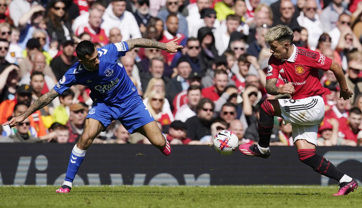 <p>Manchester United (MU) meraih kemenangan penting dalam menjaga empat besar Liga Inggris 2022/2023. MU menghajar Everton 2-0. (AP Photo/Dave Thompson)</p>