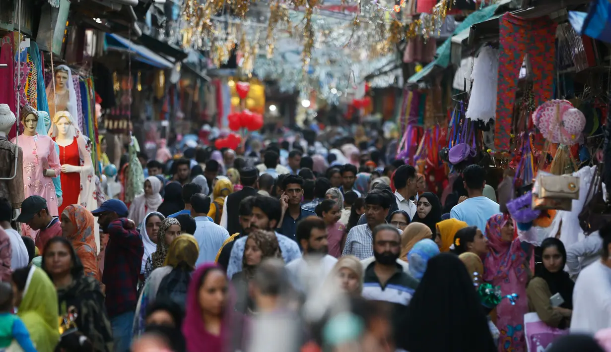 Muslim Kashmir berbelanja sebelum Idul Fitri di Srinagar, Kashmir yang dikuasai India (2/6/2019). Idul Fitri menandai berakhirnya bulan puasa Ramadan. (AP Photo/Mukhtar Khan)