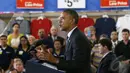 Obama terlihat santai meski pidato di tempat tak biasa, California, 9 Mei 2014 (REUTERS / Kevin Lamarque).