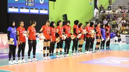 Para pemain Timnas voli putri Indonesia berbaris sebelum menghadapi Vietnam pada laga pertama putaran kedua SEA V League 2023 di Chiang Mai, Thailand, Jumat (11/8/2023). Indonesia kalah 0-3 (19-25, 22-25, 10-25) dari Vietnam. (Dok. avcvolley)