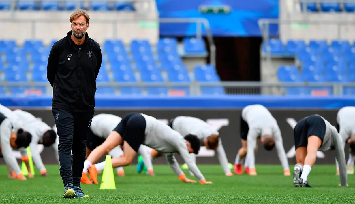 Manajer Liverpool, Juergen Klopp menghadiri sesi latihan tim di Stadion Olimpico, Roma, Italia (1/5). Liverpool akan menghadapi AS Roma di leg kedua semifinal Liga Champions. (Ettore Ferrari / ANSA via AP)