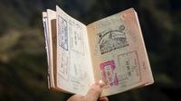 Ilustrasi paspor, passport, visa. (Photo by Agus Dietrich on Unsplash)