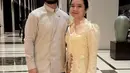 Rachel Amanda tampil anggun kenakan dress warna kuning dengan sentuhan vintage yang terlihat pada detail puff di lengan. [@auroraamanda95].