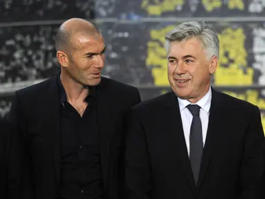File foto diambil pada 26 Juni 2013 Pelatih baru Real Madrid Italia Carlo Ancelotti (kanan) berpose dengan direktur sepak bola Real Madrid Zinedine Zidane selama presentasinya di stadion Santiago Bernabeu, di Madrid. Ancelotti resmi kembali ke Real Madrid. (AFP/Dominique Faget)