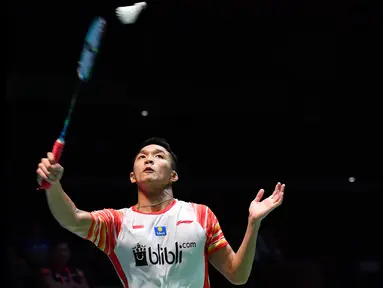 Tunggal putra Indonesia, Jonatan Christie melakukan servis ke arah lawannya tunggal putra Denmark, Anders Antonsen pada babak perempat final Jepang Terbuka 2019 di Tokyo, Jumat (26/7/2019). Jonatan Christie lolos ke semifinal setelah menang dua gim langsung 21-12, 21-14. (TOSHIFUMI KITAMURA/AFP)