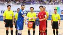 Pemain Timnas Indonesia, Muhammad Albagir bersama kapten Thailand foto bersama pada final Piala AFF Futsal 2026 di Nonthaburi Sports Complex Gymnasium, Nonthaburi hari Minggu, (12/4/2026). (Dok. FFI)