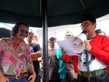 Ratusan Fans Benyamin Sueb menyerbu stasiun TV swasta, Jakarta, Selasa (24/06/2014) (Liputan6.com/Faisal R Syam)