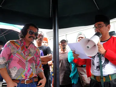 Ratusan Fans Benyamin Sueb menyerbu stasiun TV swasta, Jakarta, Selasa (24/06/2014) (Liputan6.com/Faisal R Syam)