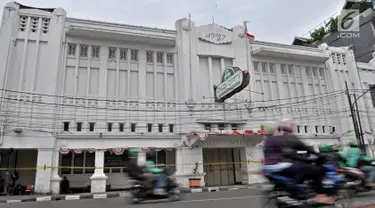 Pengendara melintas di depan Diskotek Old City yang disegel oleh Satpol PP di Jakarta, Selasa (23/10). Satpol PP DKI menutup sementara Diskotek Old City tadi malam karena adanya penemuan pemakaian narkoba di lokasi tersebut. (Merdeka.com/Iqbal S. Nugroho)