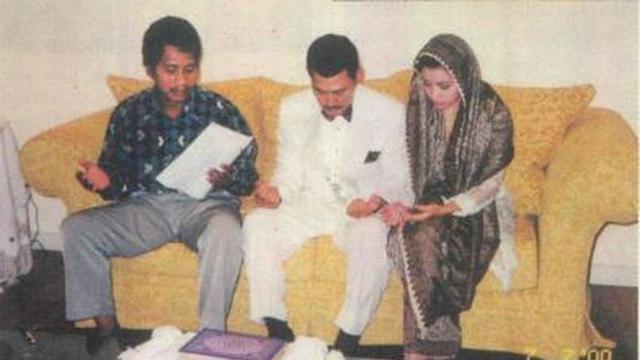 Momen pernikahan siri Mayangsari dan Bambang Trihatmodjo. (Foto Dok. Tabloid Nova via Brilio.net)