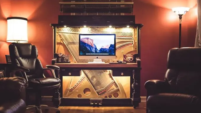 [Bintang] Menyulap Piano dari Abad 20 Jadi Meja Kerja Mewah Parah!