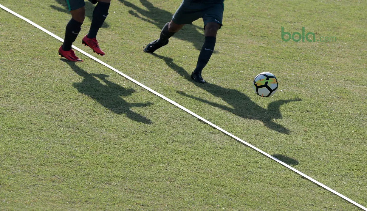 Pemain Timnas Indonesia U-19, Muhammad Iqbal (kanan) berebut bola dengan rekannya pada sesi latihan di Lapangan ABC, Senayan,  (21/2/2018). Latihan tersebut merupakan persiapan Timnas U-19 untuk mengikuti Piala Asia 2018. (Bola.com/Nicklas Hanoatubun)