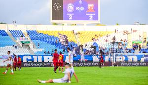 Laga bertajuk Derby Jawa Timur tersebut berakhir imbang dengan skor 2-2. Dua gol tuan rumah Arema FC dicetak oleh Iksan Lestaluhu. Sementara dua gol lawan dicetak oleh Lulinha. (Bola.com/Iwan Setiawan)