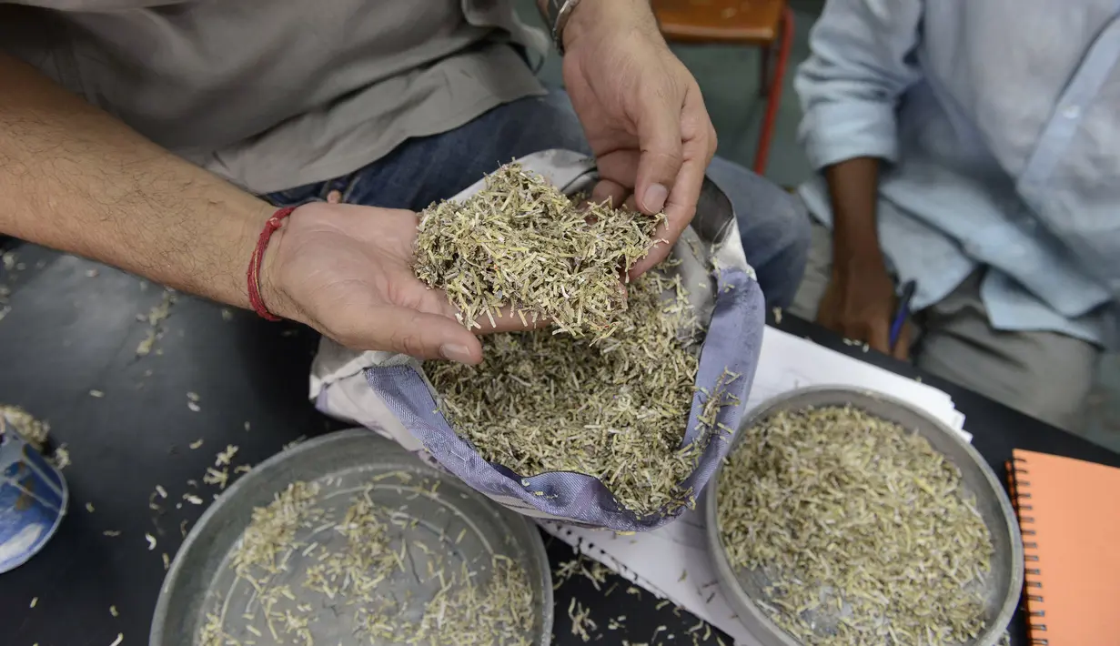 Uang kertas pecahan 500 dan 1000 yang sudah ditarik pemerintah India pada 2016 silam ini dipotong kecil-kecil kemudian dijadikan karya seni seperti pajangan rumah dan aksesori meja kantor, Ahmedabad, India (26/4). (AFP PHOTO/SAM PANTHAKY)