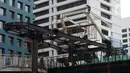 Pekerja menyelesaikan proyek Tugu Tenaga Kesehatan di Jembatan Penyeberangan Orang (JPO) Sudirman, Jakarta, Jumat (12/11/2021). Pembangunan Tugu Tenaga Kesehatan juga sebagai revitalisasi jembatan antara pejalan kaki, pesepeda, dan pengguna transportasi publik. (merdeka.com/Imam Buhori)