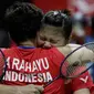 Ganda Putri Indonesia, Greysia Polii/Apriyani Rahayu, berpelukan usai menaklukkan wakil Denmark, Maiken Fruergaard/Sara Thygesen, pada laga final Indonesia Masters di Istora, Jakarta, Minggu (19/1). Greysia/Apriyani menang 18-21, 21-11, dan 23-21. (Bola.com/M Iqbal Ichsan)